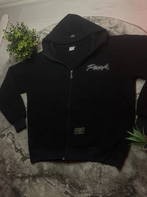 Peak Performance  - Peak Performance - Storlek: XXL📏  Axelbredd: 55CM Längd: 64CM - Skick: 8/10♻️   - Pris: 350kr💵   - Färg: Svart/Vit  - Frakt: Fraktas samma dag, anländer till ditt hus inom 3-4 dagar🚚   Tveka inte att skriva vid minsta fråga!💭