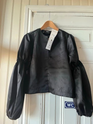 Blus  - Blus från bikbok!! Helt oanvänd!❣️❣️