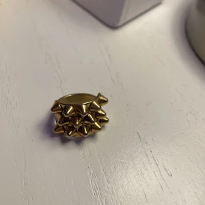 Taggring guld ( BYTE)  - BYTE MOT SILVER! Ringen är i bra skick men har dock tappat jättelite färg på innersidan ( ingen synligt). Storlek vet jag inte men skulle gissa på 15-16. Hör av er om ni vill byta! ❤️