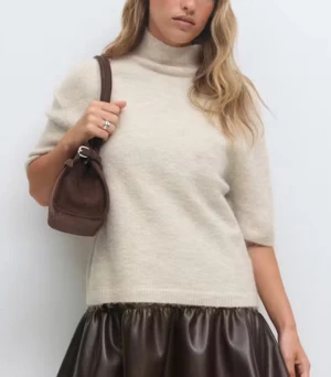 Beige polotröja - Snygg beige polotröja från Gina Tricot med korta ärmar och hög krage. Helt slutsåld på hemsidan. Stor i storleken, sitter som S men är XS.