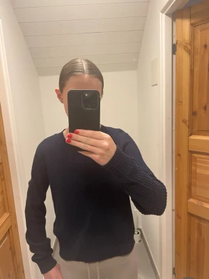 Mörkblå stickad tröja  - Säljer en mörkblå stickad tröja från Vero Moda i storlek S. Aldrig använd, köptes i somras. Vet inte originalpriset då den inte köptes från Vero Moda utan från en annan butik där det var rea, så om man har originalpriset får man jättegärna skicka bild på det så ändrar jag priset isåfall!💗Kan inte hitta det på Vero Modas hemsida. 