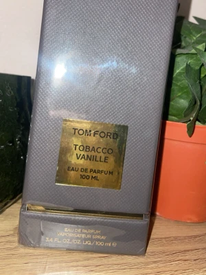 Tom Ford Tobacco Vanille 100ml - Lyxig Eau de Parfum från Tom Ford, Tobacco Vanille, i stor flaska på 100 ml. Perfekt för dig som vill sticka ut med en exklusiv doft och snygg design.