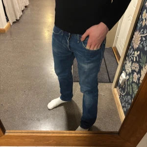 Replay Jeans  - Unika Replay jeans som passar just dig🫵! Dom är Vintage, vilket gör dom speciella! Storlek: W31 | L34 . Modell: ANBASS.  Material: 100% bomull. A=41,5cm | B= 103cm . ❓Hör gärna av dig om du är osäker med storleken eller om du vill ha mer bilder!  👖