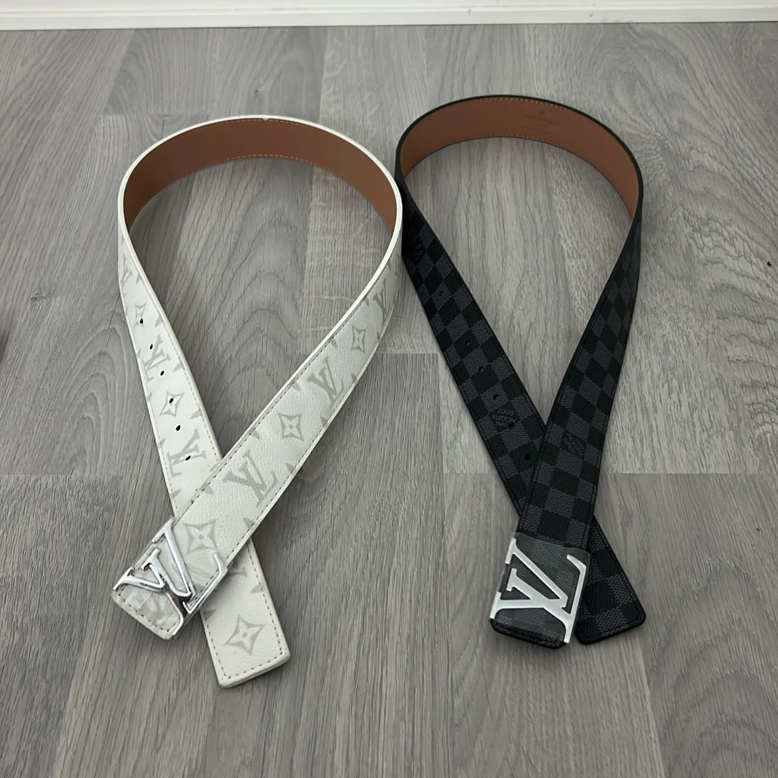 2 bälten från Lindex med L mönstrar - 1