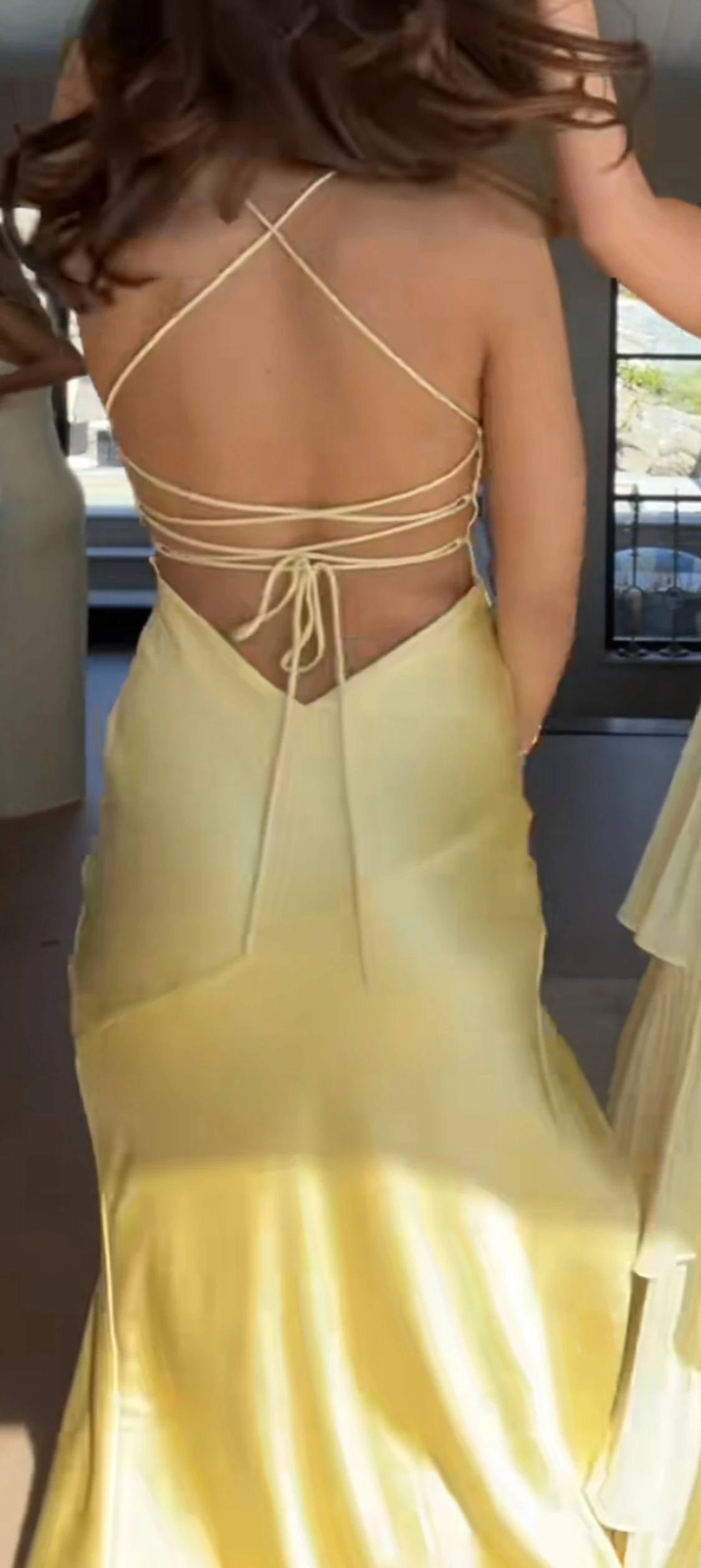 Ljusgul långklänning med slits - 1