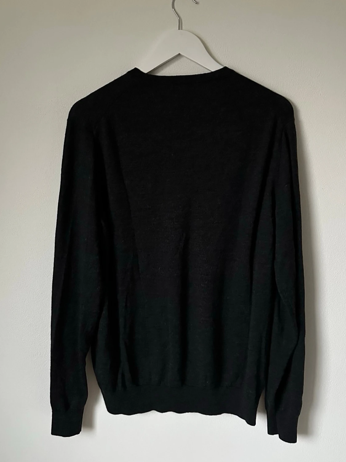 Mörkgrå v-ringad ulltröja från Uniqlo - 1