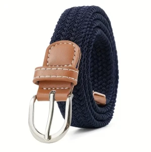Flätat bälte - Marinblå - Ett stilrent flätat bälte i färgen marinblå som passar både vardag och fest. Den elastiska flätningen ger en bekväm passform och gör bältet enkelt att justera. Ett tidlöst och prisvärt val för endast 99kr 