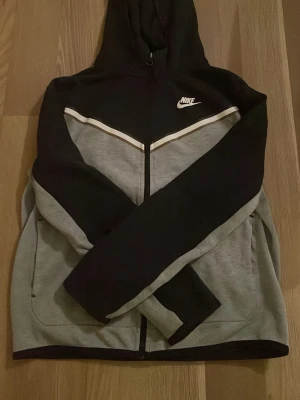 Säljer en snygg Nike Tech Flecce - Snygg billig Nike tröja som knappt är använd