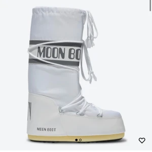 Vita Moon Boots  - Säljer mina  vita Moon Boots, använda ett fåtal gånger och är i väldigt bra skick