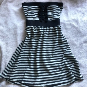 Randig tubklänning från Fishbone -  klänning från Fishbone