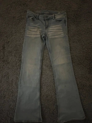  ljusblå jeans från Cheap monday - Säljer ett par ljusblå bootcut jeans från Cheap monday, säljer då dom är lite för stora för mig, storlek 29/32 och i väldigt bra skick knappt använda.