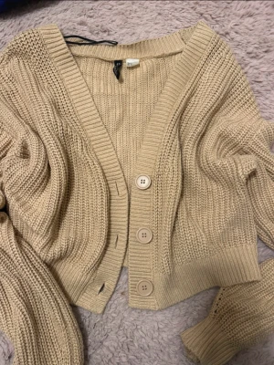 Stickad kofta  - 💛Superfin cropped stickad kofta  💛Från H&M 💛Storlek S 💛Lösare på armarna, tre stora knappar  💛Knappt använd