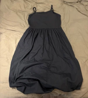 Klänning med inbyggd BH - Superfin klänning från uniqlo med en inbyggd BH! Klänningen har även fickor. Den är väldigt lätt och skön att bära. 