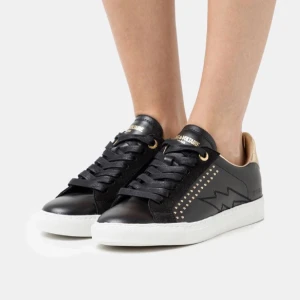 Zadig skor - Så snygga sneakers från zadig!!!! Jättefint skick på utsidan,  swipe för bilder 😍 nypris 2200kr