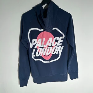 Palace M25 Alien hoodie - Mått: Längd - 64 cm. Bredd - 46 cm. Skriv vid ytterligare frågor eller funderingar🤝