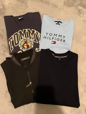 Tröjor (4pack: 2 T-shirts, 2 tröjor) - Säljer ett 4-pack tröjor för ett billigt pris, kombinerat ny pris av produkter: 1200kr  T-shirts (2 Tommy Hilfiger) Ny skick Mörkblå storlek: M Ljusblå storlek: L  Tröjor (Dressman Zip-Up & Jack and Jones overshirt) Ny skick   Dressman Zip-Up storlek: M Jack and Jones overshirt storlek: M  Skriv i dm om du har frågor!