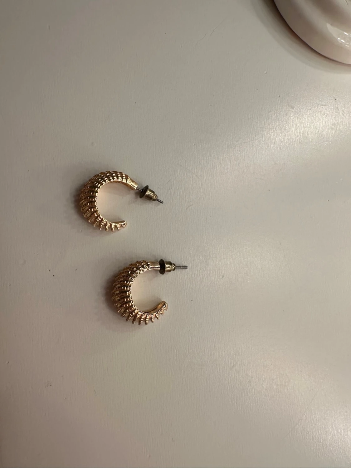 Guldiga ribbade örhängen - 1