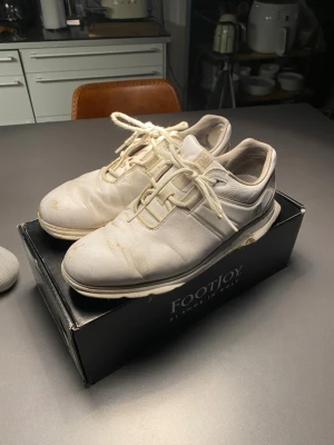 Footjoy Skor - Säljer nu dessa riktigt snygga footjoy skorna i st 42,5 bara höra av dig vid frågor eller funderingar och pris kan absolut diskuteras.