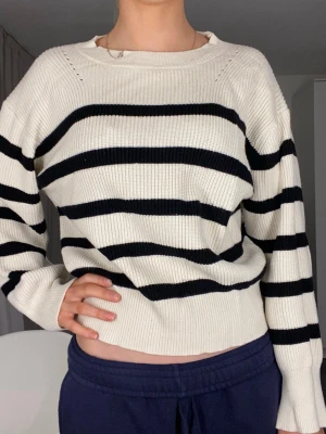 Vit och svart randig stickad tröja - Kommer inte till användning längre, ställ gärna frågor!💘💘