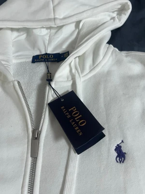 Ralph Lauren zip hoodie - Säljer en helt ny zip hoodie ifrån Ralph Lauren. Anledningen till varför jag säljer den är då den är för stor för mig. Själv är jag 172 och 75kg och tycker att den är för stor för mig. Annars har den inga defekter eller hål och den är helt ny!