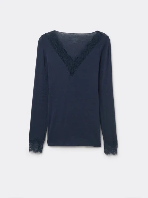 Mörkblå långärmad topp med spets - Snygg mörkblå långärmad topp med v-ringning och spetsdetaljer vid halsen och ärmsluten. Tunn och mjuk i materialet, perfekt för dig som gillar stilrena plagg med en feminin touch. Passar dig som vill ha en enkel men ändå elegant look.