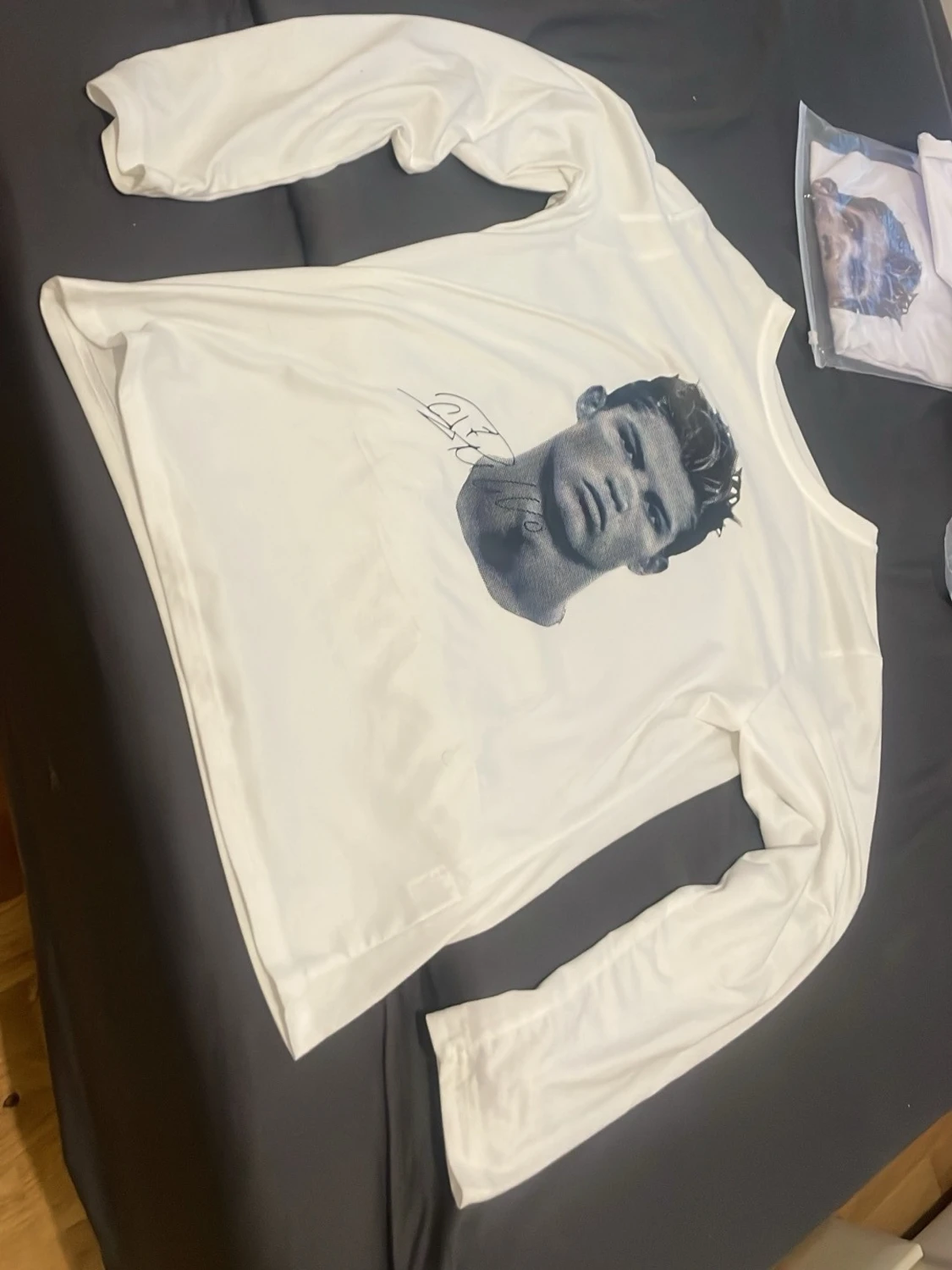 Vit långärmad topp med porträtttryck - 1