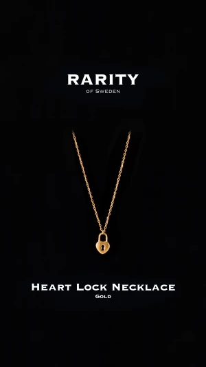 Heart Lock Necklace - Gold: Unikt halsband  - Otroligt snyggt och unikt halsband i rostfritt stål. Halsbandet är i en fin guldig färg och har fina detaljer som får outfiten att poppa!🪽