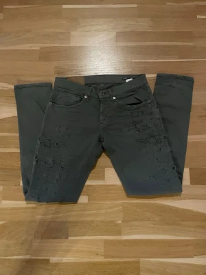 Dondup George  - Dondup i George modell. Perfekta för dig som gillar en modern och avslappnad stil. Dessa är svåra att få tag på och passar perfekt nu till vintern❄️.  Hör av dig vid funderingar// Alex closet✨