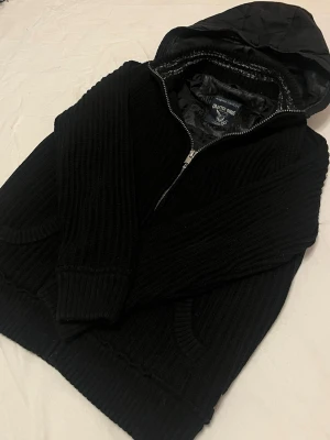 Stickad fodrad cardigan  - Riktigt snygg stickad fodrad cardigan jacka, perfekt nu under kallare tider och under våren. Varm och skön. Storlek XL, men sitter som M. Skriv vid minsta intresse, pris kan alltid diskuteras vid smidig affär 😀