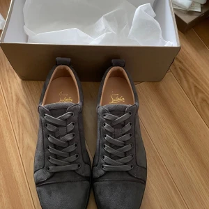 Loubs skor - Säljer dessa  christian louboutin skorna. Dustbox osv medföljer så klart kom dm! Pris kan diskuteras!! Levereras samma dag! 1700 lägsta pris!