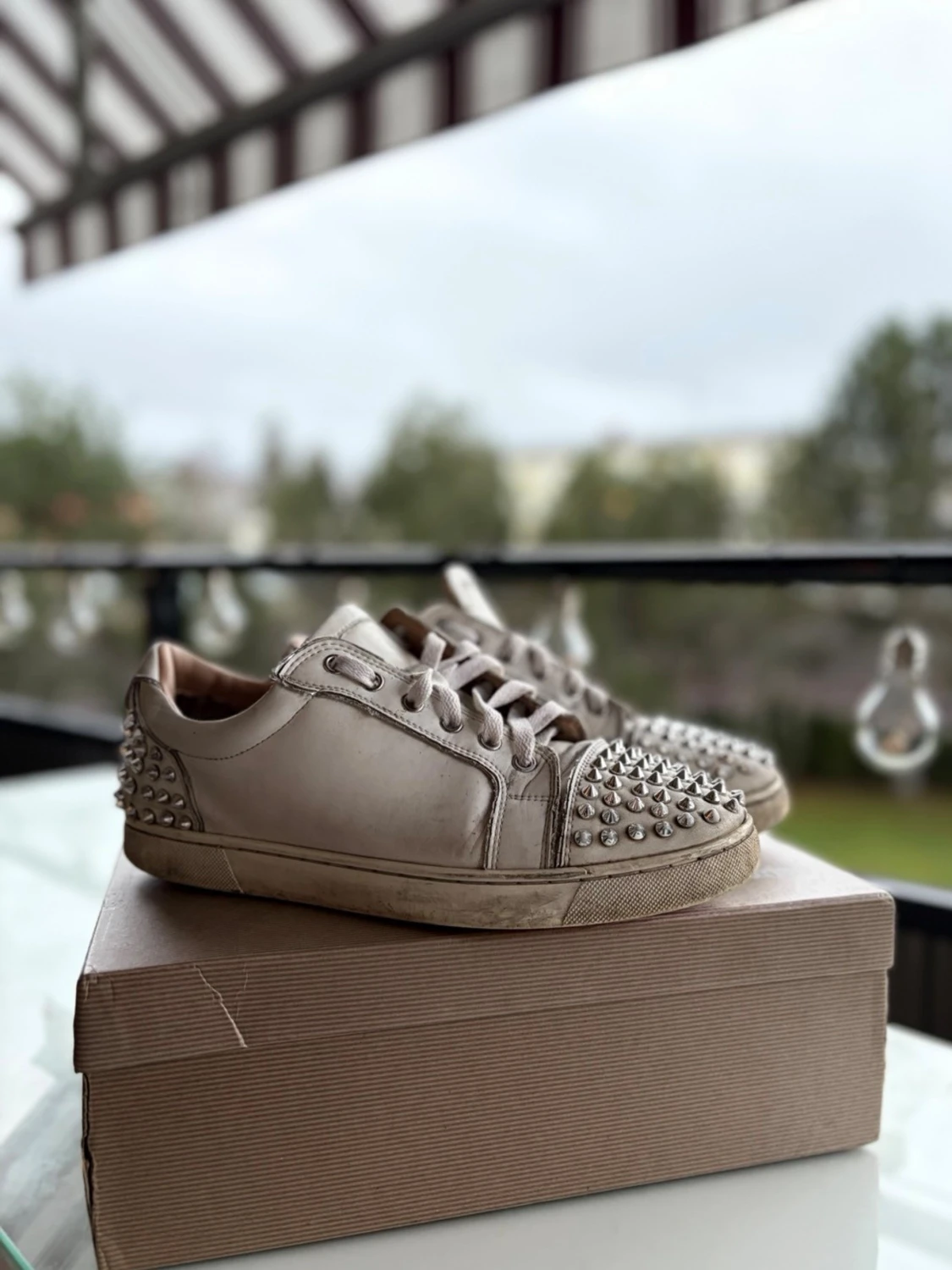 Vita sneakers med nitar från Louboutin - 1