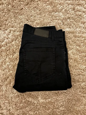 Tiger of Sweden Jeans 31/34 - Till salu! Säljer ett par ritkigt schyssta Tiger of Sweden Jeans i färgen helsvart. Storlek 31/34. Byxorna är i fin kvalité och skick. Tveka inte att höra av dig som kund vid några frågor! 🙏