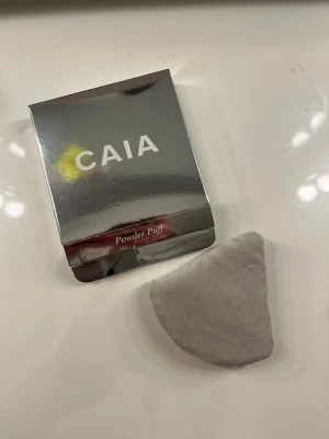 CAIA Powder Puff - Säljer en powder puff från caias julkalender 2025. Produkten är endast öppnad och inte använd eller testad!
