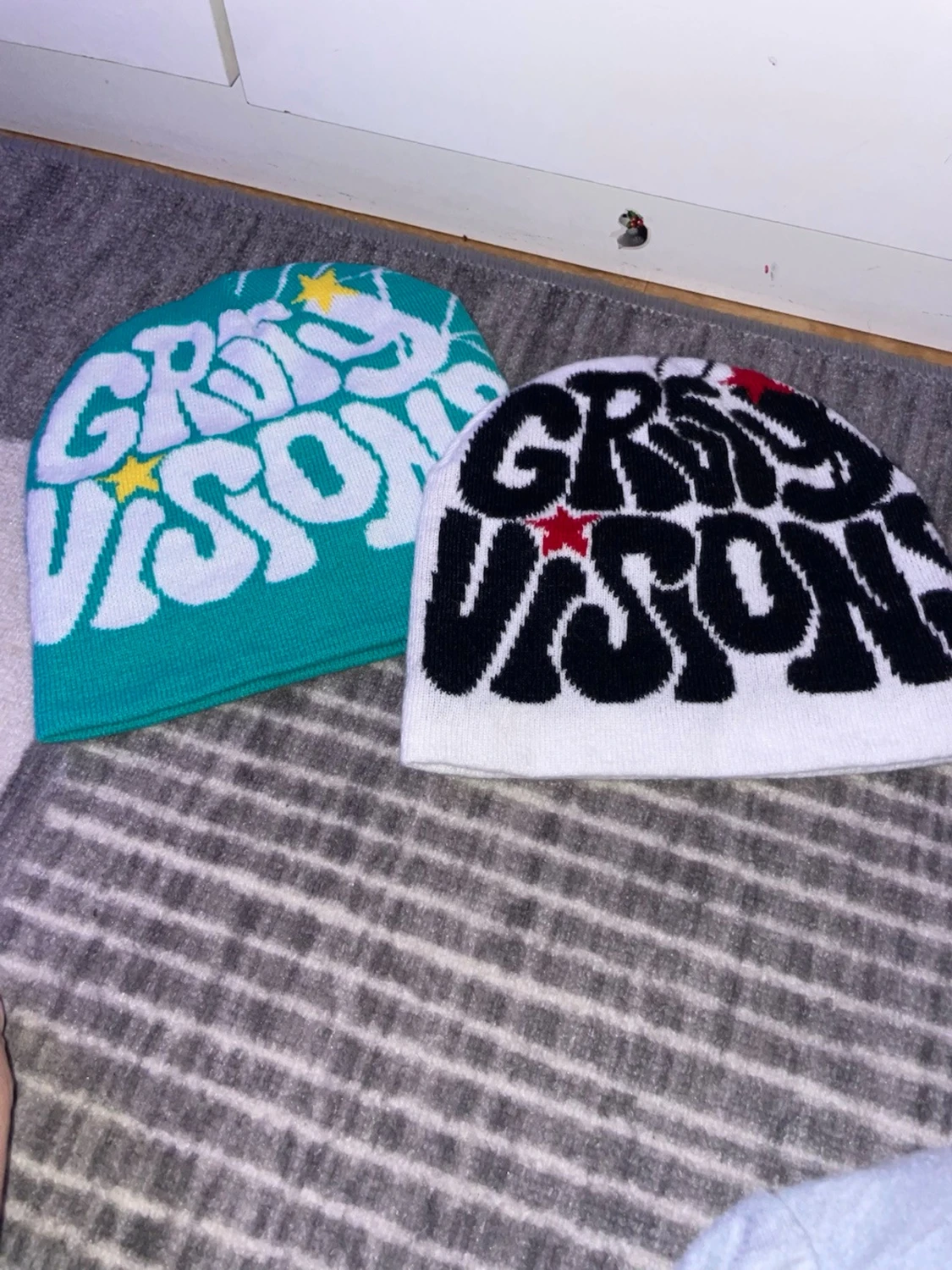 Två stickade mössor med tryck - 2