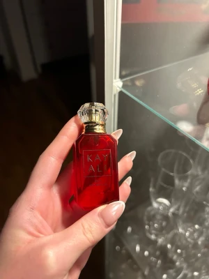 Kayali Eden Juicy Apple  - Snygg röd parfym från Kayali med lyxig design. Perfekt för dig som vill sticka ut och addera en exklusiv touch till din samling. 