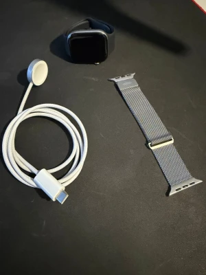 Apple watch serie 11 46mm - Säljer en Apple Watch Series 11, 46 mm som knappt är använd. Klockan är i nyskick, helt felfri och utan repor eller skador.  Ingår:  Apple Watch Series 11 (46 mm)  Original laddare 1 års garanti 1 år AppleCare Kvitto finns  Pris: 3 800 kr  Extra armband finns att lägga till vid sidan om för 500 kr.