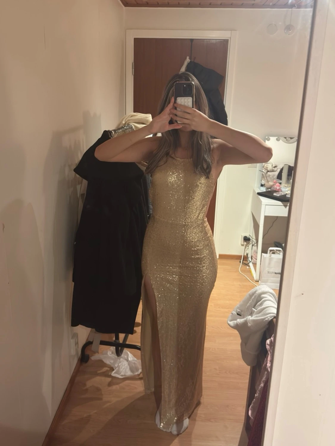 Guldig glittrig långklänning med slits