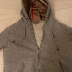 Burberry zip - Burberry zip, fint skick. 