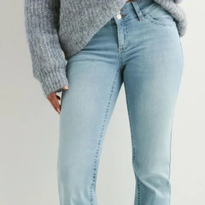  ljusblå bootcut jeans Nelly - Snygga ljusblåa bootcut jeans från Nelly. Med rosa detaljer på fickorna. De är i storleken 32/short. De är i bra skick använda fåtalet gånger.