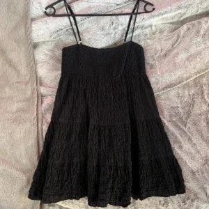 Svart klänning Zara - Så söt svart klänning från Zara🥰aldrig använd därför är lappen kvar💕