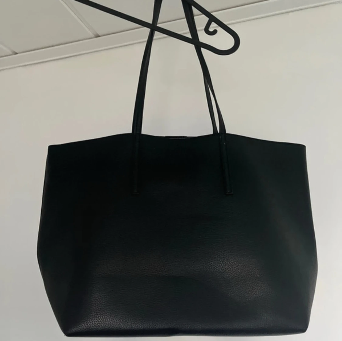 Stor svart shoppingväska i skinnimitation