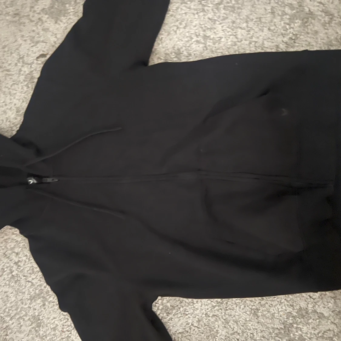 Svart hoodie med dragkedja från SOC