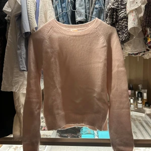 Ljusrosa stickad tröja From Future - Supermjuk ljusrosa stickad tröja från From Future i 100% Kashmir! As najs till hösten! Jättebra skick pytte lite nipprig men går såklart att ta bort! (Skrynklig då den legat i min garderob men går såklart att stryka)