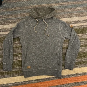 Grå tröja från Ragwear med snörning - Riktigt snygg o unik tröja ifrån ragwear i mycket bra skick. Pris: 199