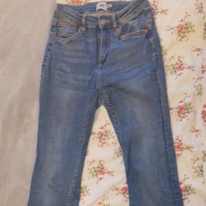 Blå bootcut jeans från 157 - Snygga blå jeans från lager 157. Jeansen har en hög midja och är tillverkade i mjukt denimtyg med lätt tvättad look. Perfekta för dig som gillar en retrostil med lite utsvängda ben. Inte använt mycket💖