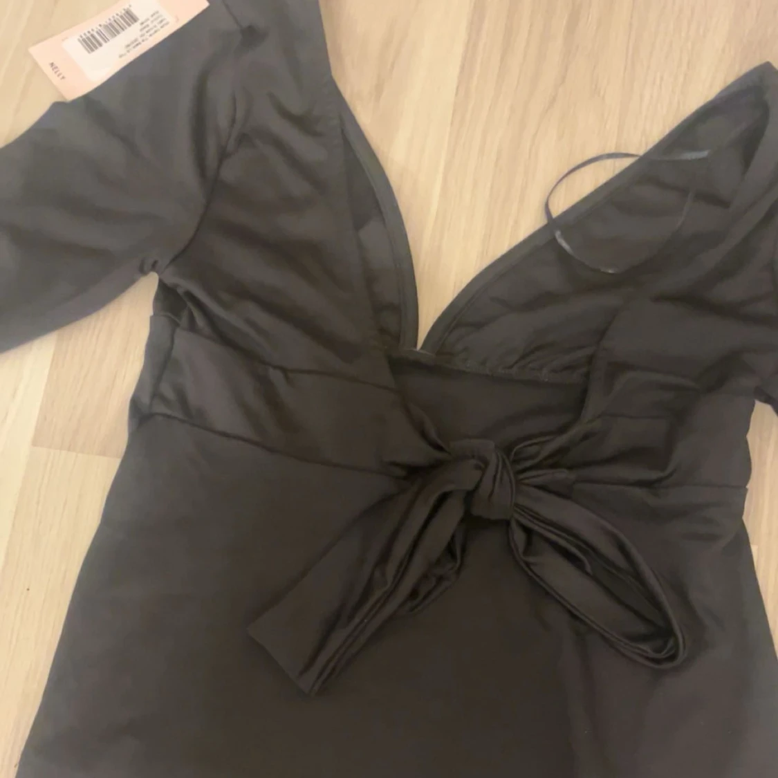 Svart omlottopp med rosett från Nelly - 4