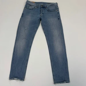Dondup Jeans George - FÖRST TILL KVARN : Dondup Jeans George (Storlek 31). Trendigaste jeansen på marknaden. Skick 9/10. Ny pris  -> 4000kr. Säljs för: 299 kr (Modellen har original slitningar från fabrik då det är väldigt populärt och efterfrågat).