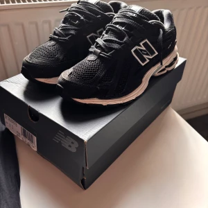 New balance 1906r - Hej säljer dessa feta new balance skorna. Skorna har tvättats varje gång efter användning och är i väldigt bra skick. Skriv gärna för mer info och bilder