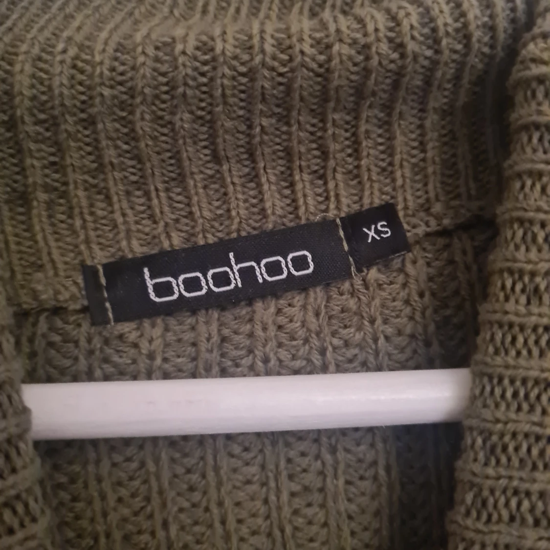 Olivgrön polotröja från Boohoo  - 2