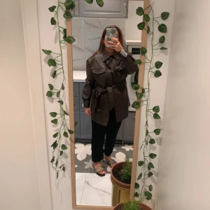 Brun overshirt i skinn från JJXX - Säljer en snygg brun overshirt från JJXX. Den har en stilren design med knappar framtill och två bröstfickor med lock. Perfekt för höst och vår när du vill ha en lätt men ändå stilfull look. Materialet känns slitstarkt och är perfekt för lager-på-lager-stil. Kan du vara snäll och titta på min andra aktion